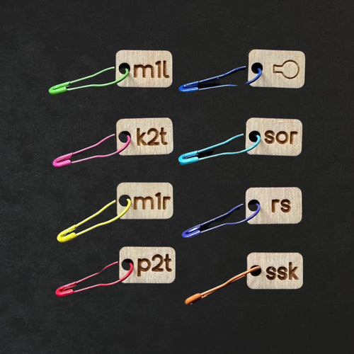Mini instructional stitch markers